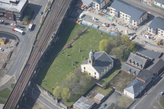 Oblique aerial view of Kilmarnock Old High Kirk and Kirkyard, looking WSW.