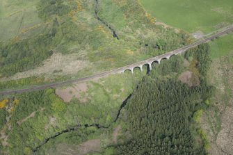 Oblique aerial view of Linhouse Water Viaduct, looking NW.