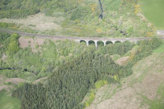 Oblique aerial view of Linhouse Water Viaduct, looking W.