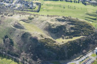 Oblique aerial view of Wester Craiglockhart Hill centred on the remains of the light anti-aircraft battery, looking SSE.