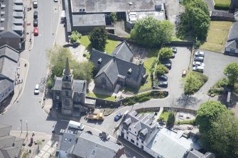 Oblique aerial view of Kirkintilloch Old Church and Town Steeple Church, looking SE.