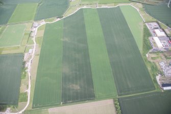 General oblique aerial view of the cropmarks of the pit alignment, looking N.