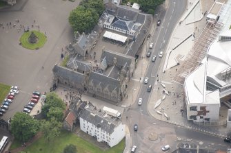 Oblique aerial view of Thomson's Court, Abbey Sanctuary Holyrood Palace Yard Fountain, Holyrood Free Church and school, looking ESE.