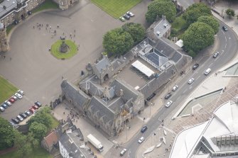 Oblique aerial view of Holyrood Free Church and School, Holyrood Palace Gatehouse and Holyrood Palace Yard Fountain, looking ESE.