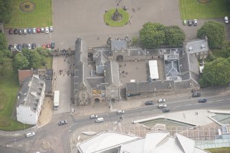 Oblique aerial view of Holyrood Palace Yard Fountain, Abbey Strand, Holyrood Palace Gatehouse, Holyrood Free Church and School, Thomson's Court and Abbey Sanctuary, looking ENE.