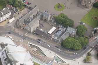 Oblique aerial view of Hoyrood Palace Yard Fountain, Holyrood Palace Gatehouse, Holyrood Free Church and School and Holyrood Palace Yard House, looking NE.