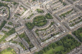 Oblique aerial view of the Northern New Town, Circus Place, Royal Circus, Howe Street, Royal Circus Gardens, Heriot Row, India Street and Jamaica Street South Lane, looking NE.
