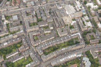 Oblique aerial view of 165 Leith Walk and 17-19 Smith's Place, looking NW.