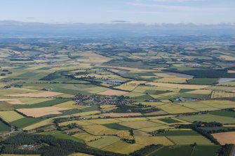 General oblique aerial view of the Howe of Fife with Freuchie and Auchtermuchty in the distance, looking NW.