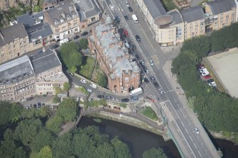 Oblique aerial view of 445 - 459 Great Western Road, looking NNW.