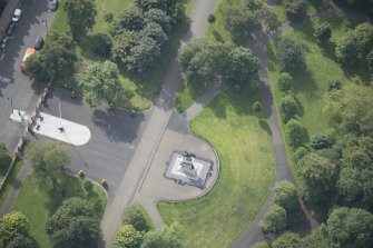 Oblique aerial view of the gateway to Kelvingrove Park and Roberts Memorial statue, looking SSW.