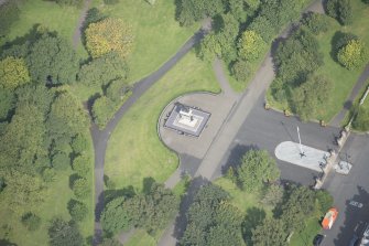 Oblique aerial view of the gateway to Kelvingrove Park and Roberts Memorial statue, looking NNW.