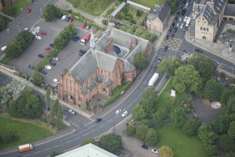 Oblique aerial view of Barony Parish Church and Statue of King William III, looking NNW.