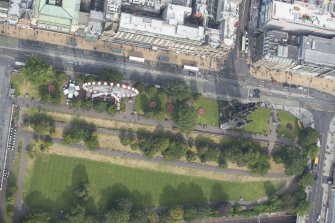 Oblique aerial view of East Princes Street Gardens, looking NNW.