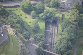 Oblique aerial view of the Sally Port and Guard House, Edinburgh and St Cuthbert's Church Burial Ground,  looking SW.