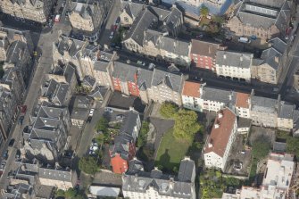 Oblique aerial view of Chessel's Court and Canongate, looking SSE.
