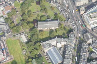 Oblique aerial view of Greyfriars Church and Churchyard, Greyfriars Place, Forrest Road and Candlemaker Row, looking N.