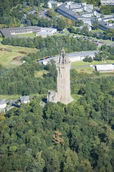 Oblique aerial view of Abbey Craig, Wallace Monument, looking NNW.