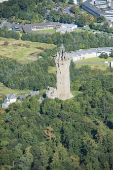 Oblique aerial view of Abbey Craig, Wallace Monument, looking NNW.