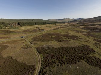 Oblique aerial view centred on the White Cairn at Glen Cochil, looking SE.