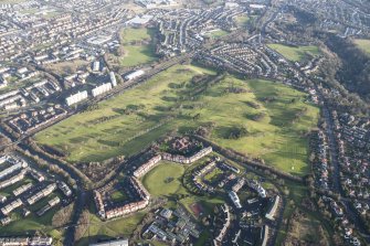 Oblique aerial view of the Kingsknowe golf course and Wester Hailes Primary School, Edinburgh, looking NE.