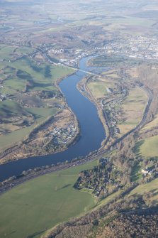 General oblique aerial view of the Tay with Kilfauns in the foreground and Walnut Grove, the Frairton Bridge and the King Kames VI golf course beyond, looking W.