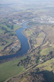 General oblique aerial view of the Tay with Kilfauns in the foreground and Walnut Grove, the Frairton Bridge and the King Kames VI golf course beyond, looking W.