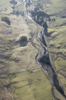 Oblique aerial view of the farmsteads and rig extending along the Shee Water to Spittal of Glenshee, looking SE.