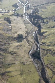 Oblique aerial view of the farmsteads and rig extending along the Shee Water to Spittal of Glenshee, looking SE.