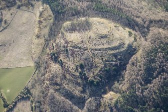 Oblique aerial view of the fort at Moredun Top, Moncreiffe Hill, looking SSW.
