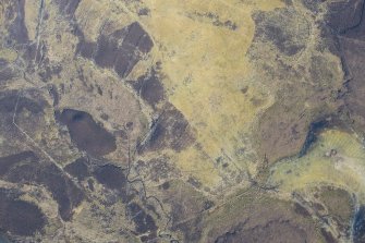 Oblique aerial view of a cairn, a farmstead and cultivation remains at Allt Corra-Lairige, Glen Shee, looking N.