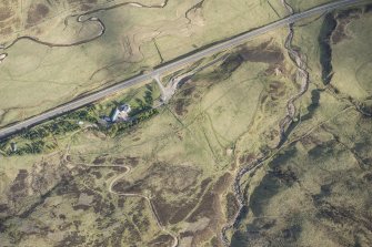 Oblique aerial view of a farmstead and site of the towhship at Rhiedorrach in Gleann Beag, looking ESE.