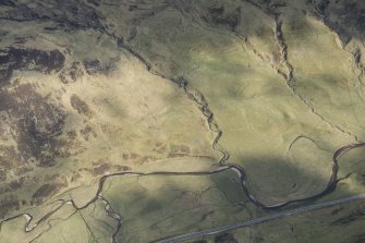 Oblique aerial view of farmsteads, head dyke and rig in Gleann Beag, looking SE.