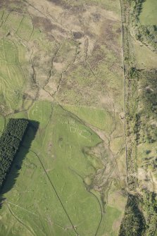 Oblique aerial view of the townships, field system and rig at Gleann Fearnach on the slopes of Creag Dubh Leitir, looking NNE.