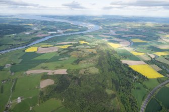 General oblique aerial view of Moncreiffe Hill, the confluence of the rivers Earn and Tay and the Firth of Tay beyond, looking E.