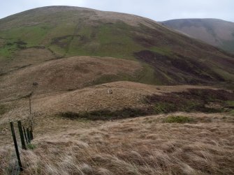 A view looking NE of the Roman watch tower at the pass of Ewes Doors, with Ewenshope Fell in the background. A tripod marks the centre of the site.