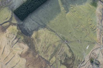 Oblique aerial view of the townships, farmsteads, field boundaries and rig at Craig Dubh-Leitir, looking SSE.