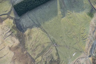 Oblique aerial view of the townships, farmsteads, field boundaries and rig at Craig Dubh-Leitir, looking SSE.