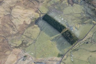 Oblique aerial view of the townships, farmsteads, field boundaries and rig at Craig Dubh-Leitir, looking E.