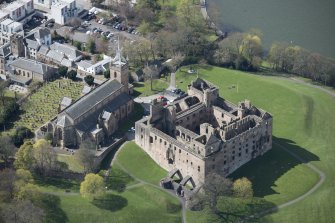 Oblique aerial view of Linlithgow Palace and St Michael's Church, looking SSW.