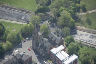 Oblique aerial view of Camphill Queen's Park Church and Hall, looking S.