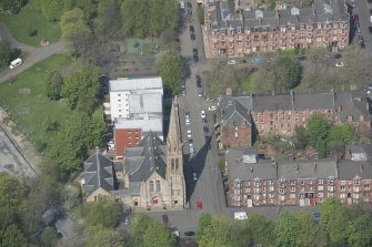 Oblique aerial view of Camphill Queen's Park Church and Hall, looking NW.