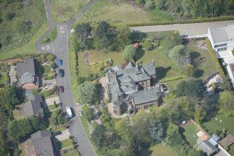 Oblique aerial view of 124 Springkell Avenue, looking W.