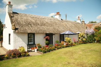 View of 18th century single storey reed thatched cottage; Rose Cottage, Collessie.
