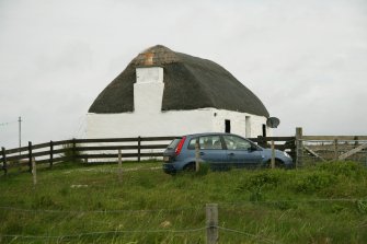 Side view of marram thatched cottage, c.1900, 10 Uachdar, Benbecula