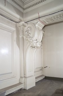 Tax hall mezzanine. Detail of column/bracket.