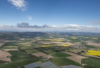 General oblique aerial view of the Carse of Gowrie, centred on Errol.