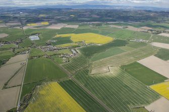 General oblique aerial view of the Carse of Gowrie, centred on Waterybutts farmstead.