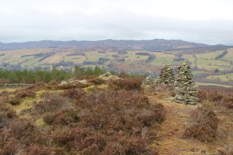 View towards Cairns 6, 8 and 11 along the rampart along the E side of the fort, direction N