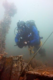 Volunteer student diver Bob Mackintosh inspects the damage to the bow of the Thesis during SAMPHIRE 2015 fieldwork. Photo: J. McCarthy (© WA Coastal & Marine 2015).